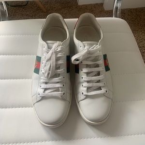 AUTHENTIC Gucci Ace Sneakers W/ Gold Bee